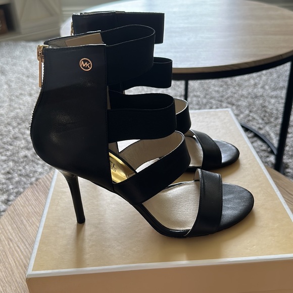 Open Toe MK Heals - Picture 2 of 3